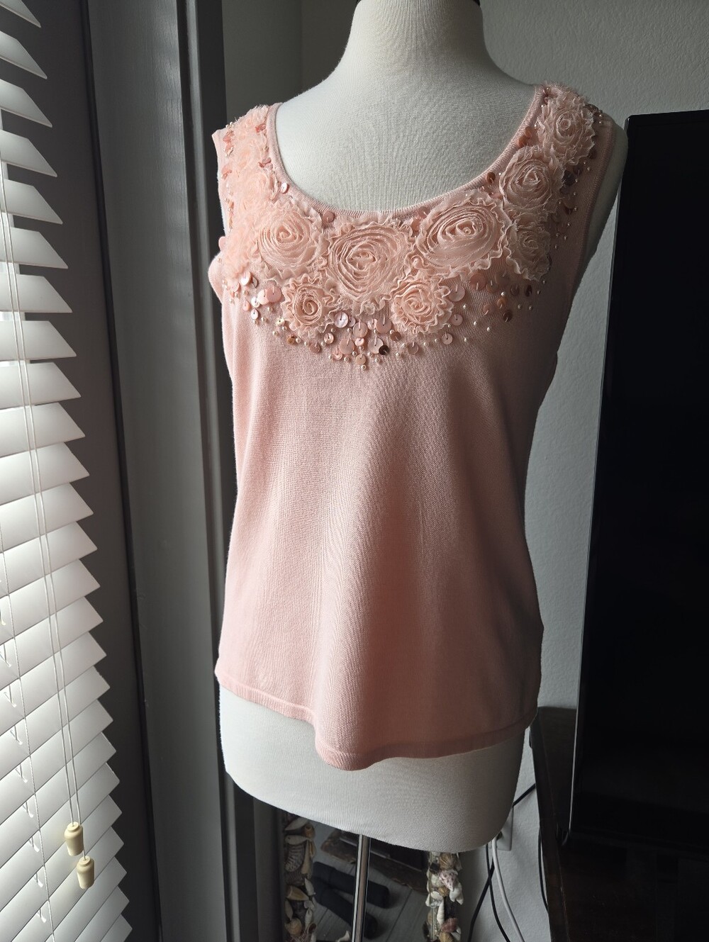 Sleeveless Pink Floral Appliqué Tank Top